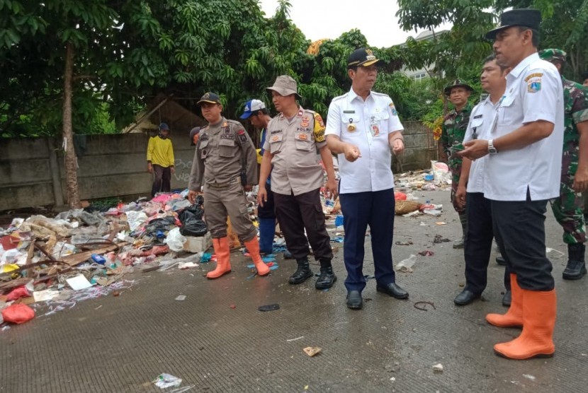 Walikota Jakarta Barat Rustam Efendi meninjau  pemulihan pasca bencana banjir dengan membersihkan sampah secara serentak. 