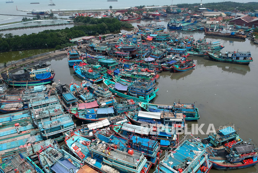 Foto aerial kapal nelayan bersandar di Pelabuhan Tegal, Jawa Tengah, Rabu (8/1/2020).