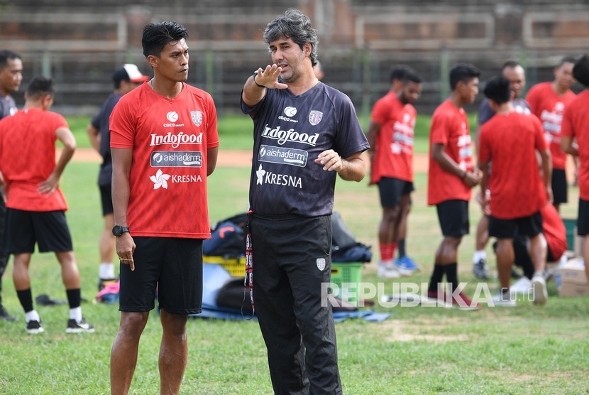 Pesepak bola Bali United, Lerby Eliandry (kiri) mendapat pengarahan dari Pelatih Stefano Cugurra saat latihan ketahanan fisik di GOR Ngurah Rai, Denpasar, Bali, Rabu (8/1/2020).