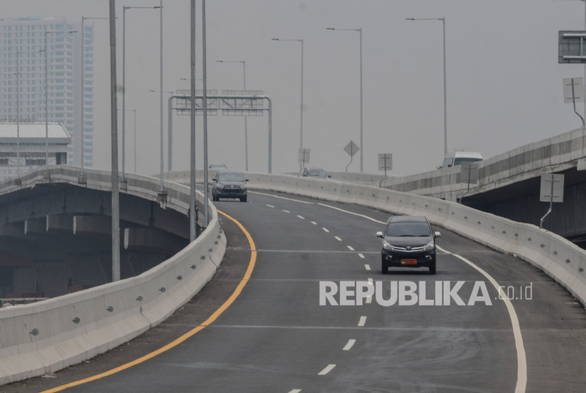 Sejumlah kendaraan menggunakan Tol layang (Elevated) II Jakarta-Cikampek (Japek) di Cikunir, Bekasi, Jawa Barat. Kejaksaan Agung mulai memeriksa saksi dalam dugaan korupsi Tol Japek Elevated.