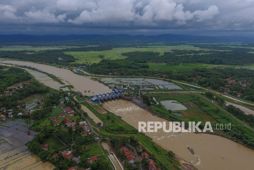 Foto udara aliran sungai Citanduy di Bendungan Manganti yang terletak di Purwadadi, Kabupaten Ciamis, Jawa Barat, Rabu (8/1/2020).