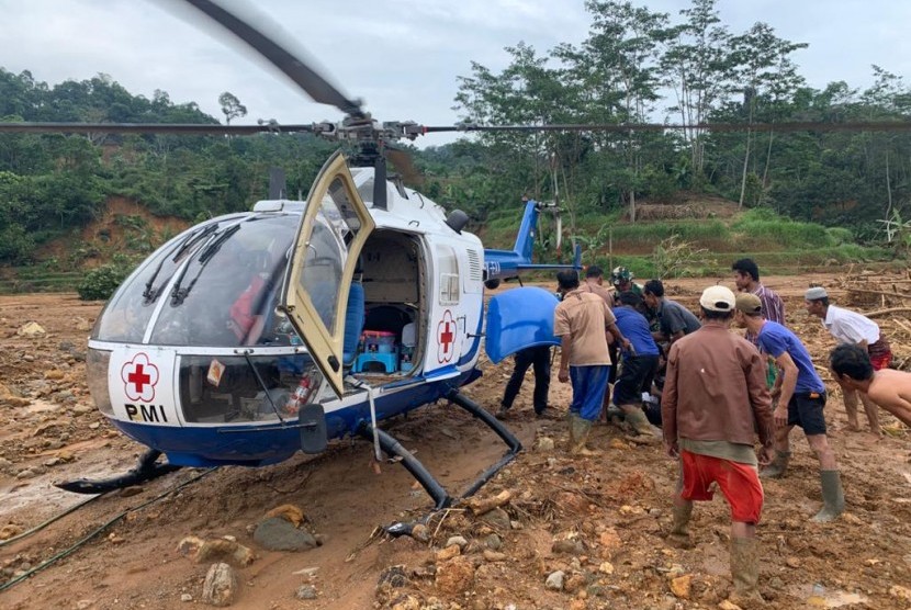 Tim bantuan dari PMI tiba di kampung Cileuksa Hilir, Kabupaten Bogor yang terisolasi akibat banjir bandang, Rabu (8/1).