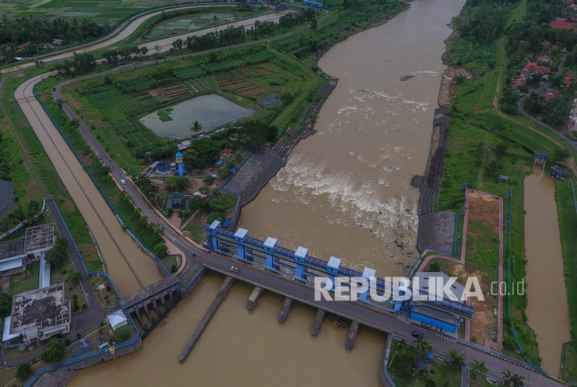 Foto udara aliran sungai Citanduy di Bendungan Manganti yang terletak di Purwadadi, Kabupaten Ciamis, Jawa Barat, Rabu (8/1/2020). BBWS Citanduy disebut siap melakukan normalisasi dengan pengerukan dan penyodetan, sebagai langkah penanganan banjir.