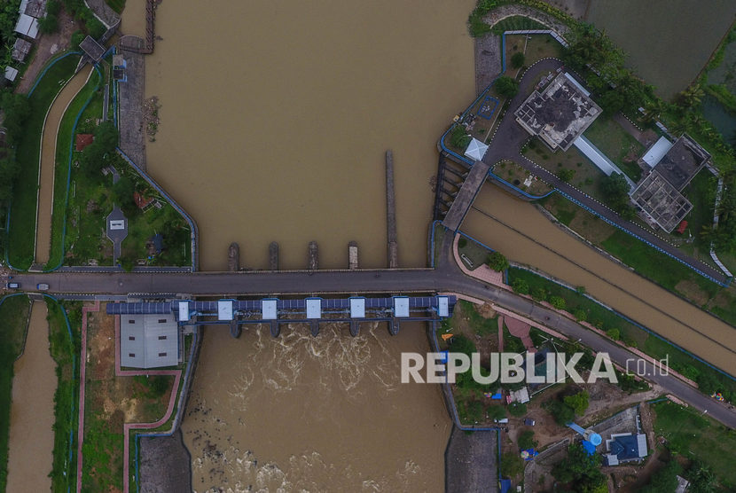 Foto udara aliran sungai Citanduy di Bendungan Manganti yang terletak di Purwadadi, Kabupaten Ciamis, Jawa Barat, Rabu (8/1/2020).
