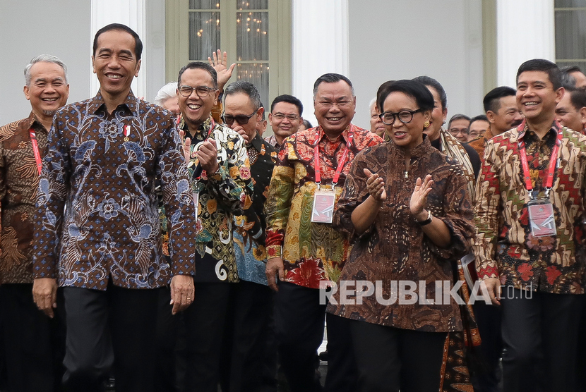 Presiden Joko WIdodo (kiri) berjalan bersama Menteri Luar Negeri Retno LP Marsudi (kedua kanan) dan para duta besar seusai mengikuti peresmian pembukaan rapat kerja kepala perwakilan RI dengan Kemenlu di halaman Istana Merdeka, Jakarta, Kamis (9/1/2020).