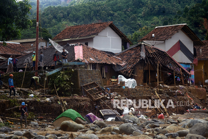 Sejumlah warga beraktivitas di dekat puing reruntuhan rumah yang rusak terkena banjir bandang (ilustrasi)