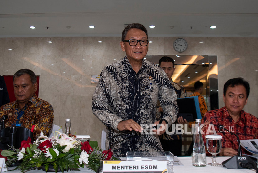 Menteri ESDM Arifin Tasrif (tengah) didampingi Sekjen Ego Syahrial (kiri) dan Kepala BPH Migas M Fanshurullah Asa (kanan) bersiap menyampaikan capaian kinerja 2019 dan program 2020 di Kantor Kementerian ESDM, Jakarta, Kamis (9/1/2020). 