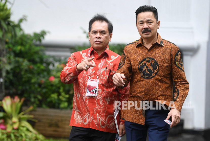 Duta Besar Indonesia untuk China Djauhari Oratmangun (kiri)