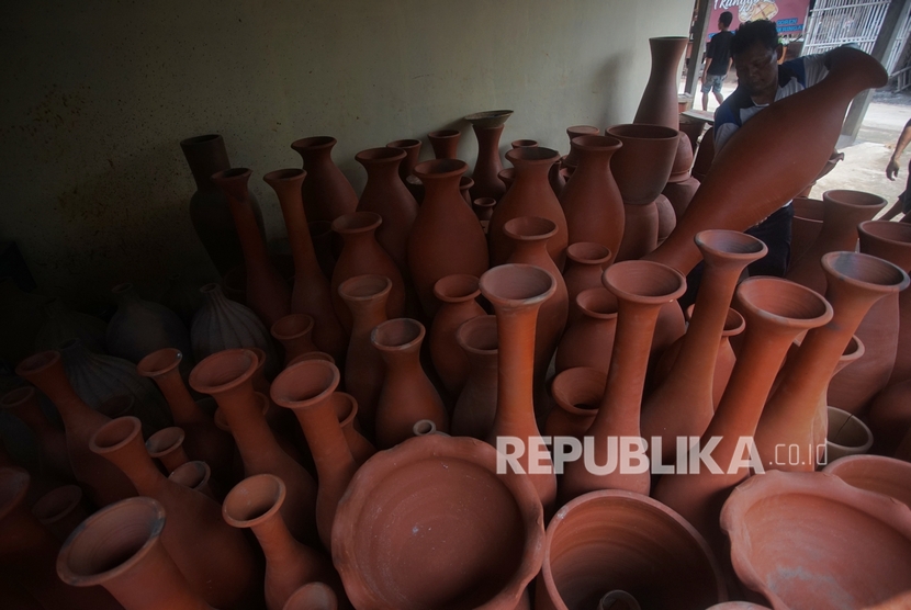 Pengrajin menata kerajinan gerabah yang siap di distribusikan di Sentra Industri Gerabah Kasongan, Bantul, D.I Yogyakarta, Kamis (9/1/2020). 