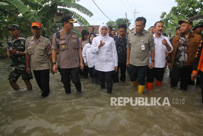 Gubernur Jawa Timur Khofifah Indar Parawansa (tengah) sedang meninjau banjir