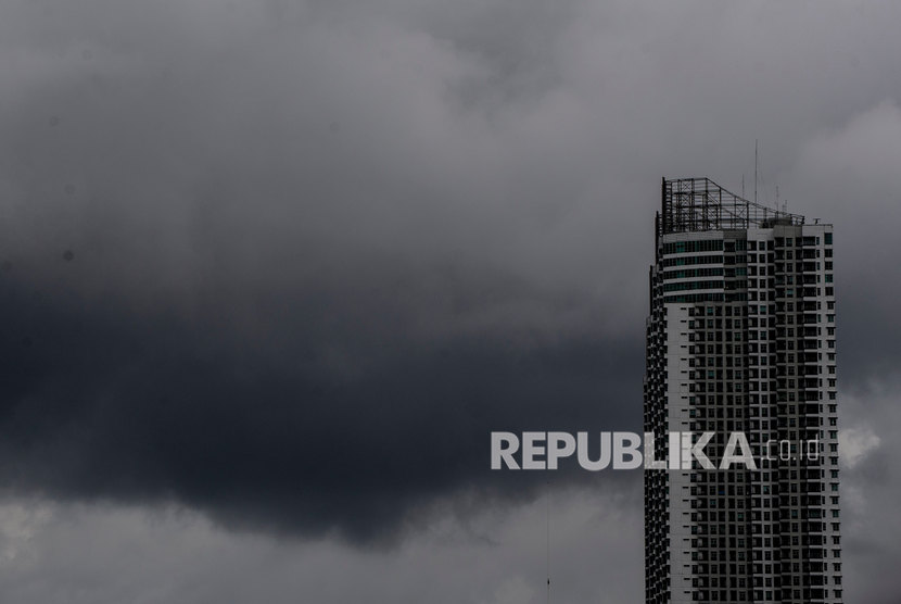 Awan mendung terlihat dari kawasan Pluit, Jakarta, Kamis (9/1/2020)