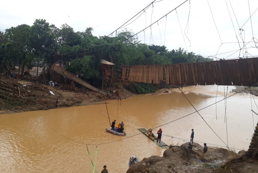 Jembatan gantung yang menuju Kampung Susukan dan Bolang Desa Bungurmekar, Lebak, Banten, terputus akibat banjir bandang 1 Januari lalu. Hingga Kamis (9/1) ini jembatan masih belum mendapat perbaikan. 