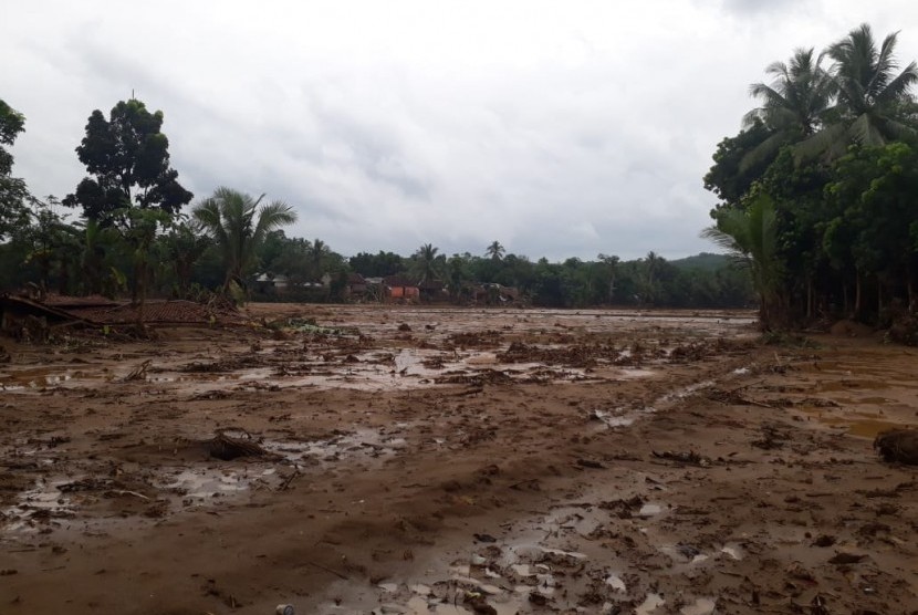 Pada hari kesepuluh pascabencana banjir bandang yang melanda Kabupaten Lebak, satu desa, yakni Lebak Situ, Kecamatan Lebak Gedong masih terisolasi. Foto:Area terdampak banjir bandang di Kampung Susukan Desa Bungurmekar, Lebak, Banten. Semula ini adalah persawahan.