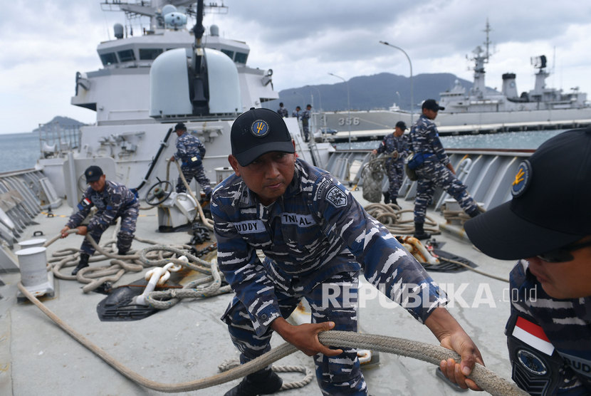 Prajurit KRI Usman Harun-359 menarik tros saat akan meninggalkan Faslabuh Lanal Ranai, Selat Lampa, Natuna, Kepulauan Riau, Kamis (9/1/2020).