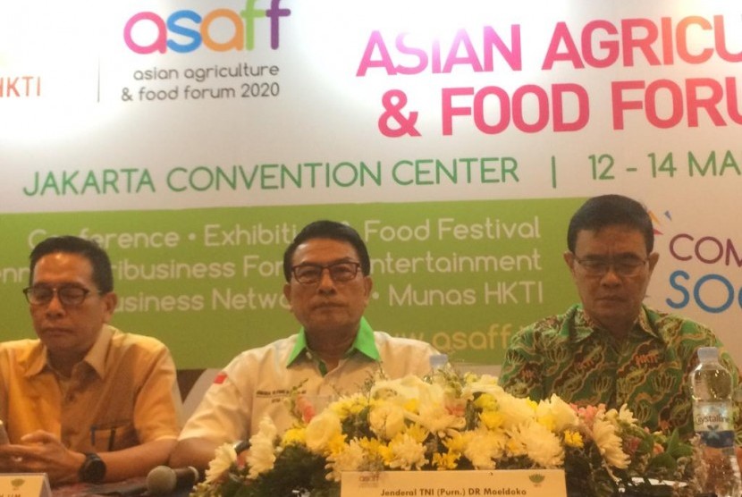 Ketua Umum Himpunan Kerukunan Tani Indonesia (HKTI), Moeldoko bersama pengurus pusat menggelar konferensi pers mengenai penyelenggaraan Asian Agriculture & Food Forum (Asaff) 2020 di Hotel Aryaduta Jakarta, Kamis (9/1). 