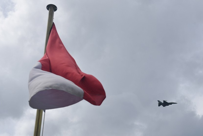 Pesawat Tempur F16 C Skadron Udara 16 Wing Udara 7 Lanud Roesmin Nurjadin - Pekanbaru beroperasi melintas di atas Selat Lampa, Natuna, Kepulauan Riau, Kamis (9/1/2020).