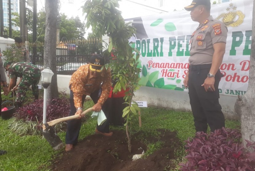 Jajaran kepolisian melakukan penanaman pohon (ilustrasi) 