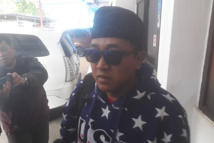 Suami almarhumah Lina Jubaedah, Tedy mendatangi Satreskrim Polrestabes Bandung untuk memberikan keterangan terkait pelaporan Rizky Febian menyangkut kejanggalan kematian ibunya, Jumat (10/1). 