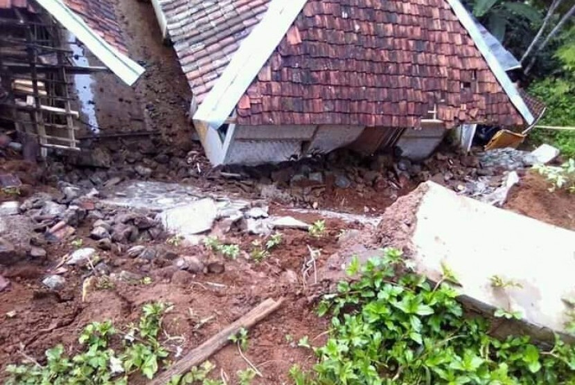 Bencana tanah longsor terjadi di sejumlah titik Kecamatan Banjarwangi, Kabupaten Garut, Kamis (9/1).