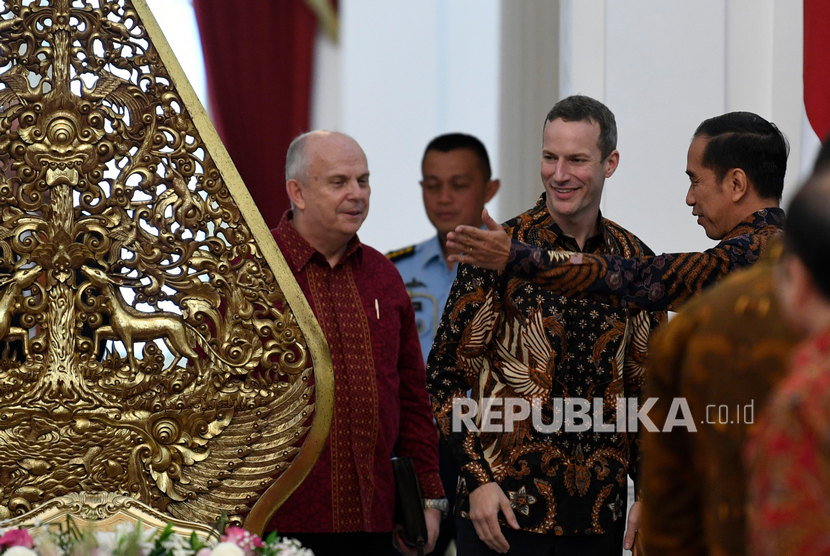 Presiden Joko Widodo (kanan) menerima CEO International Development Finance Corporation (IDFC), Adam S Boehler (tengah) dan Duta Besar Amerika untuk Indonesia Joseph R. Donovan Jr. (kiri) di Istana Merdeka, Jakarta, Jumat (10/01/2020).