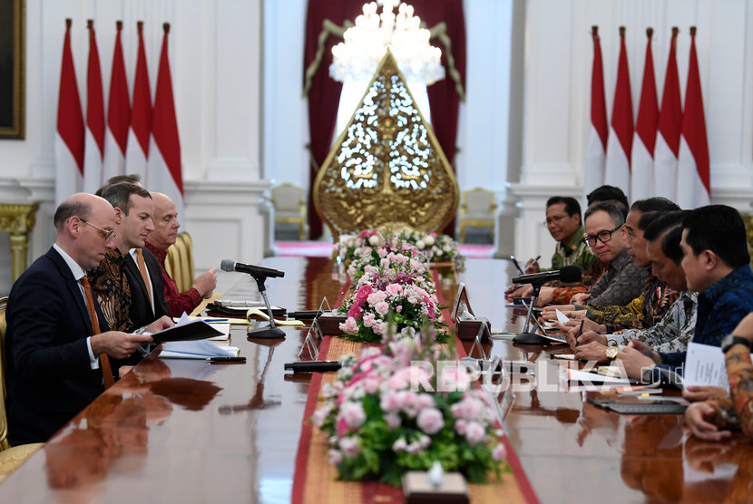 Presiden Joko Widodo (ketiga kanan) didampingi sejumlah menteri Kabinet Indonesia Maju menerima CEO International Development Finance Corporation (IDFC), Adam S Boehler (kedua kiri) bersama rombongan di Istana Merdeka, Jakarta, Jumat (10/01/2020).