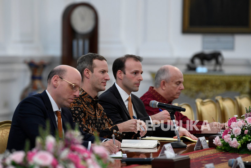 CEO International Development Finance Corporation (IDFC), Adam S Boehler (kedua kiri) dan rombongan saat bertemu dengan Presiden Joko Widodo di Istana Merdeka, Jakarta, Jumat (10/01/2020).