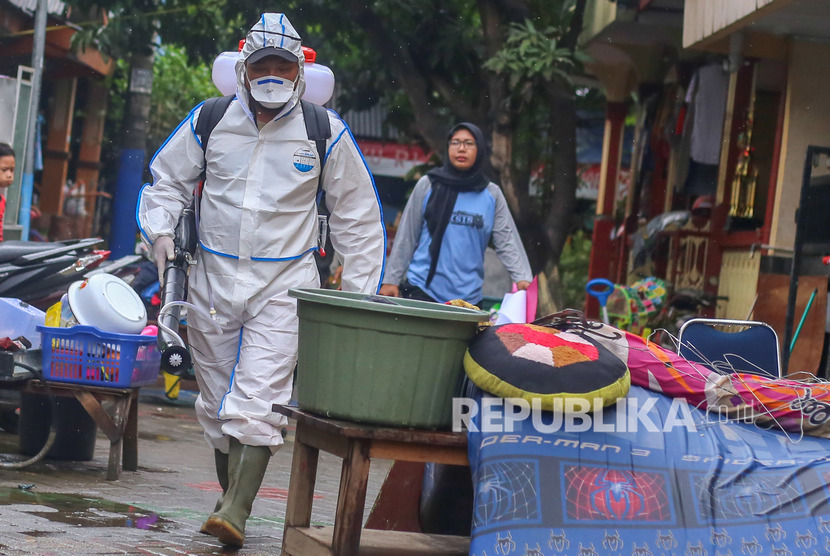 Petugas PMI Kota Tangerang menyemprotkan cairan disinfektan pascabanjir di Pondok Arum, Kota Tangerang, Banten, Jumat (10/1/2020).