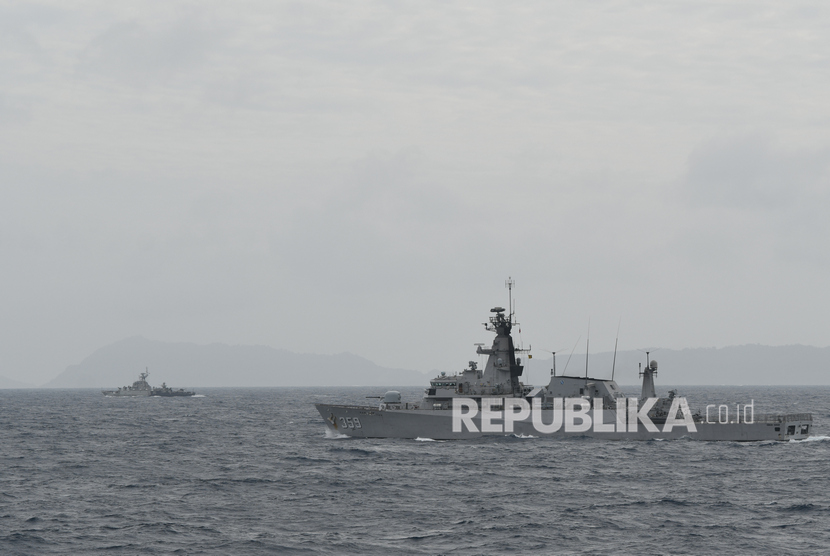 KRI Usman Harun-359 (kiri) bersama kapal Bakamla melakukan konvoi saat peran tempur bahaya udara di Laut Natuna, Jumat (10/1/2020). 