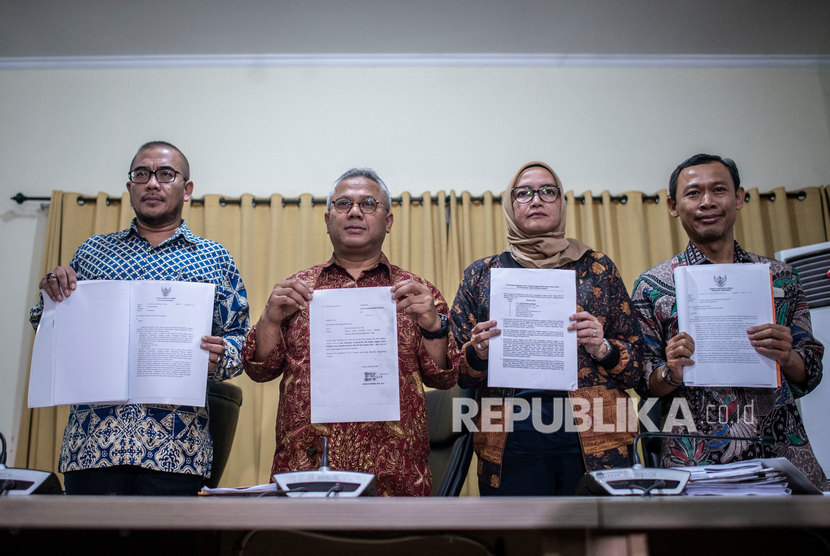 Ketua KPU Arief Budiman (kedua kiri) bersama tiga Komisioner lainnya, Hasyim Asy