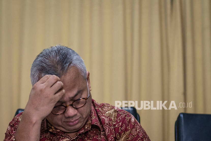 Ketua KPU Arief Budiman bersiap memberikan keterangan pers soal kasus penetapan calon terpilih anggota DPR Pemilu 2019 PDI Perjuangan Dapil Sumsel I di Kantor KPU Pusat, Jakarta, Jumat (10/1/2020). 