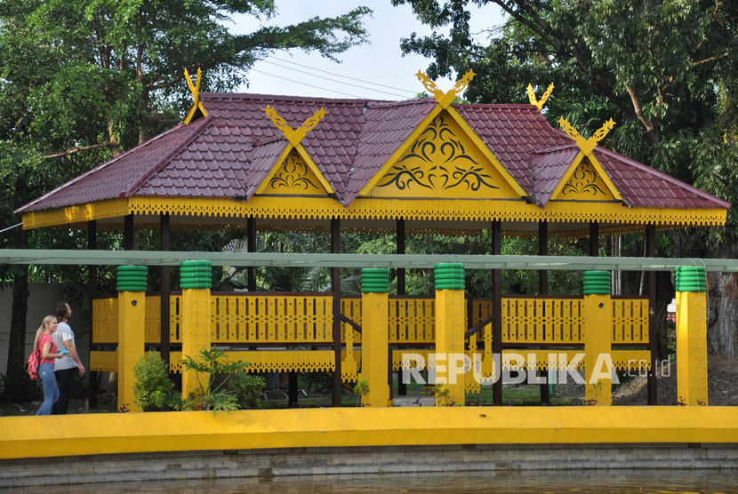 Dua orang wisatawan asing berkunjung ke Taman Sri Deli di Medan, Sumatera Utara, Jumat (10/1/2020).