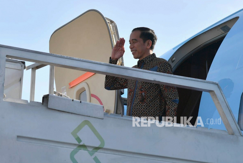 Presiden Joko Widodo memberi hormat sebelum bertolak ke Abu Dhabi, Uni Emirat Arab, di Lanud Halim Perdanakusuma, Jakarta, Ahad (12/1/2020).