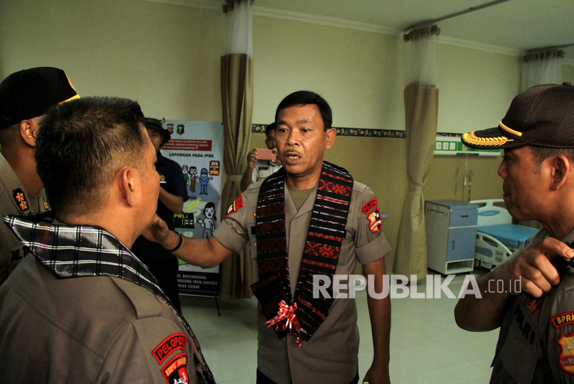 Kapolri Jenderal Pol Idham Azis, (tengah) memberikan arahan saat berkunjung di RS Bhayangkara Hoegeng Imam Santoso, Polda Sulbar, Mamuju, Sulawesi Barat, Minggu (12/1/2020).