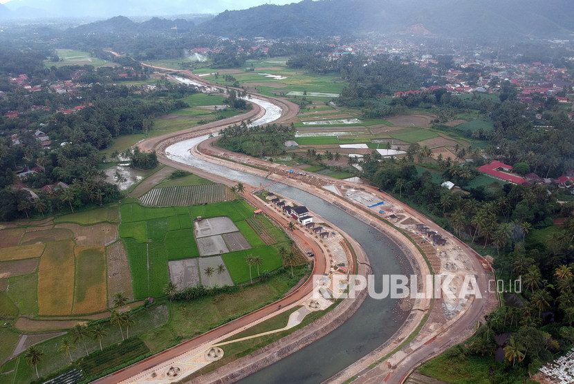 Foto udara kawasan proyek normalisasi sungai Batang Agam yang hampir rampung, di Kota Payakumbuh, Sumatera Barat