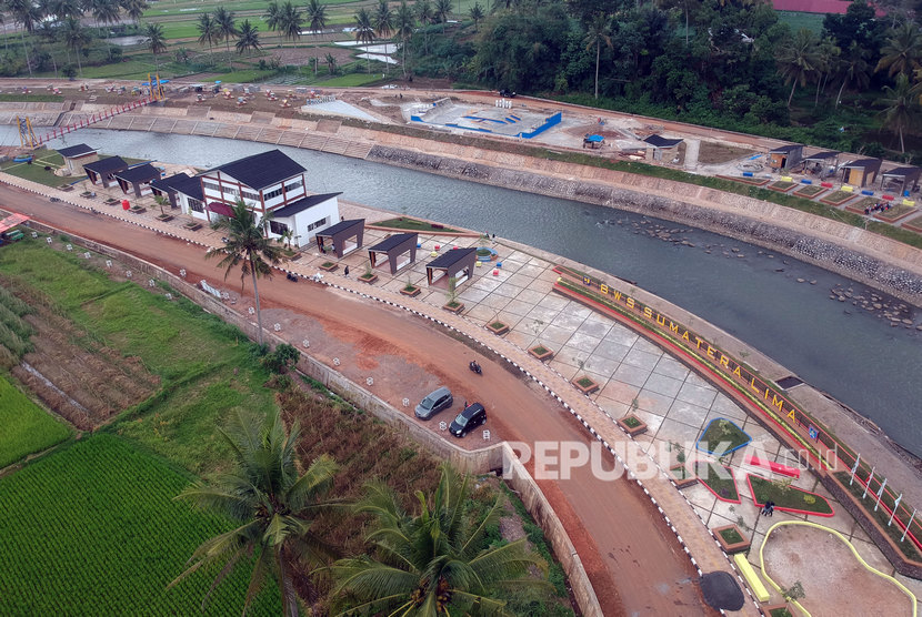 Foto udara kawasan proyek normalisasi sungai Batang Agam yang hampir rampung, di Kota Payakumbuh, Sumatera Barat, Ahad (12/2/2020)