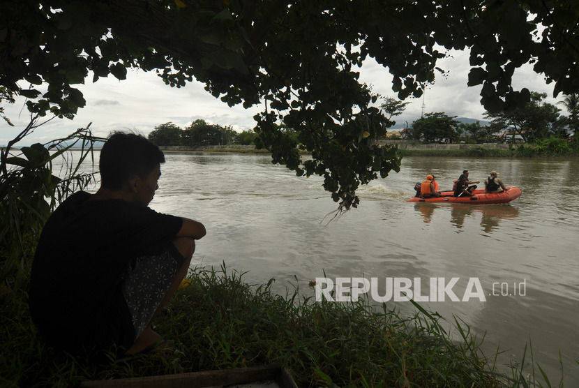 Tim SAR gabungan melakukan pencarian korban tenggelam