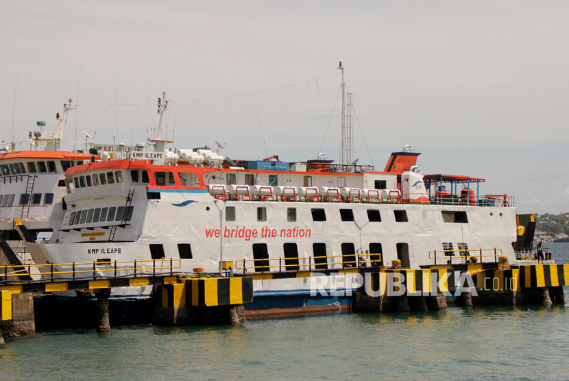 Dua unit kapal Ferry milik PT ASDP Indonesia Ferry berlabuh di pelabuhan Bolok, Kupang, NTT Senin (13/1/2020). ilustrasi
