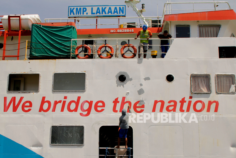 Pelaku Perjalanan Lewat Laut Dilarang Masuk NTT. Pekerja mengecat kapal Ferry di pelabuhan Bolok, Kupang, NTT Senin (13/1/2020). 