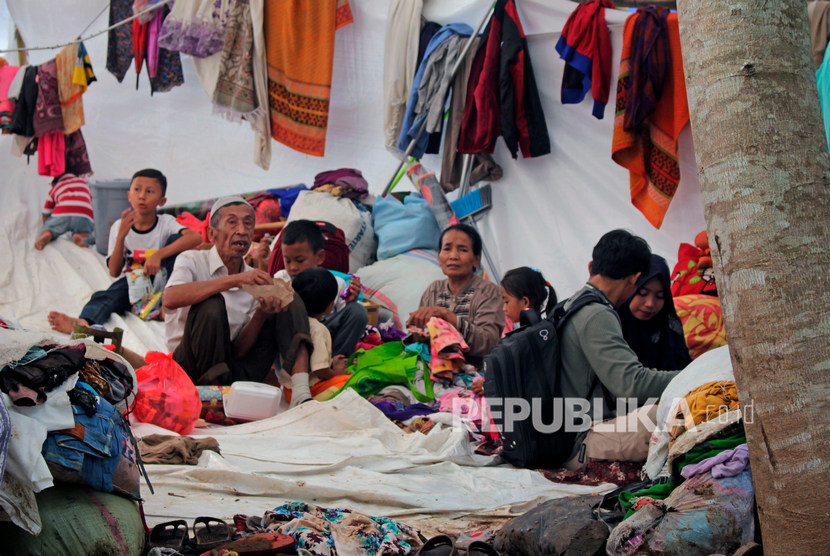 Sejumlah pengungsi korban banjir bandang beraktivitas di dalam tenda di Kampung Susukan, Sajira, Lebak, Banten, Senin (13/1/2020). 