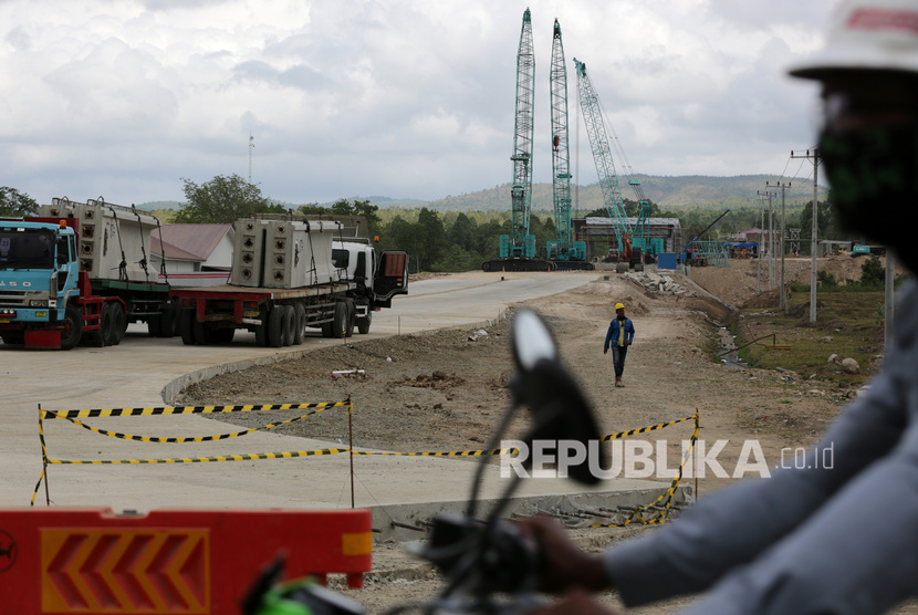 Aktivitas di proyek pembangunan jalan tol ruas Banda Aceh - Sigli, kawasan Blang Bintang, Aceh Besar, Aceh, Senin (13/1/2020).