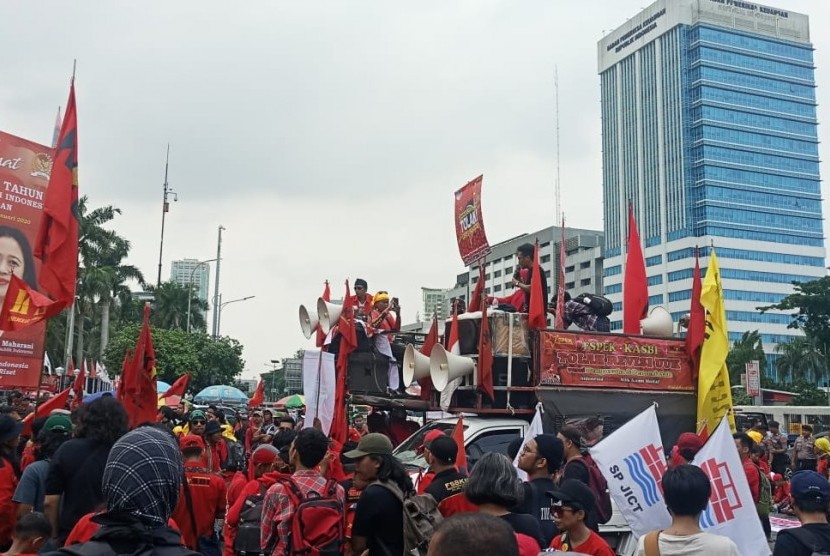 Sejumlah Serikat buruh menggelar aksi demo Rancangan Undang - Undang-Undang (RUU) Omnibus Law Cipta Lapangan Kerja, (Republika/Arif Satrio Nugroho)