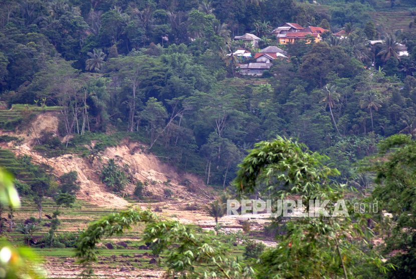 Suasana perkampungan rawan bencana tanah longsor di Sukajaya, Kabupaten Bogor, Jawa Barat, Senin (13/1/2020).