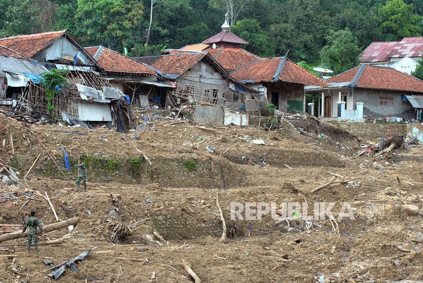 Prajurit TNI AD berjalan di lokasi bencana tanah longsor Kampung Sinar Harapan, Desa Harkat Jaya, Kecamatan Sukajaya, Kabupaten Bogor, Jawa Barat, Senin (13/1/2020).