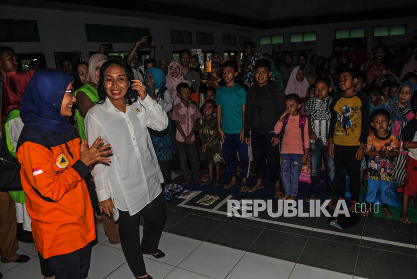 Menteri Pemberdayaan Perempuan dan Perlindungan Anak (PPPA) Bintang Puspa Yoga (kedua kanan) berbincang dengan Bupati Lebak Iti Octavia Jayabaya (kiri) saat mengunjungi korban bencana di Dodiklatpur, Lebak, Banten, Senin (13/1/2020)