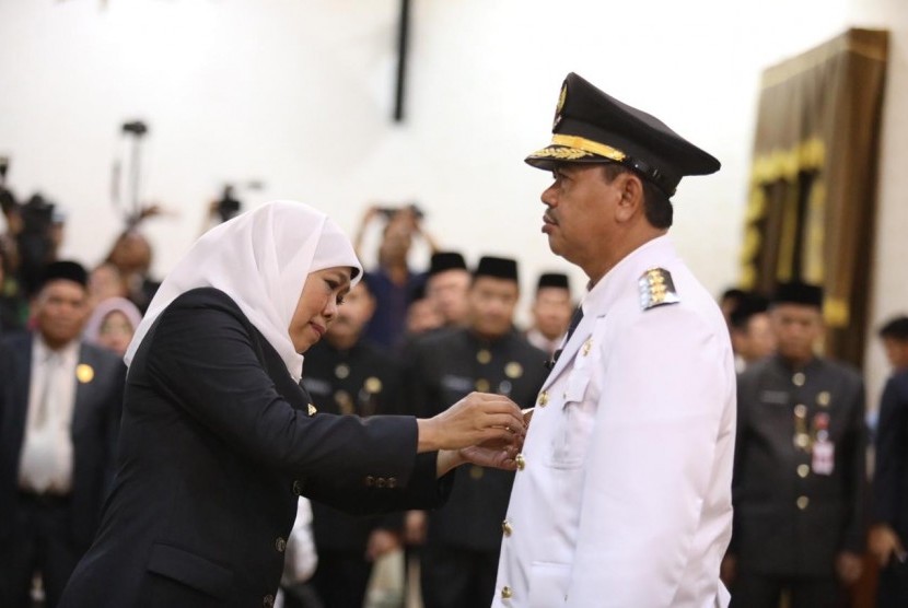 Gubernur Jawa Timur Khofifah Indar Parawansa melantik Wakil Bupati Mojokerto Pungkasiadi, menjadi Bupati di wilayah setempat, di Gedung Negara Grahadi, Surabaya, Selasa (14/1).