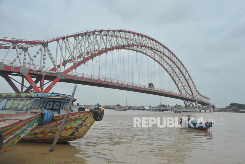 Kapal kayu melintas di sekitar pembangunan Jembatan Musi VI (ilustrasi). Pembangunan jembatan yang dimulai pada 2015 itu diperkirakan rampung Desember 2020.