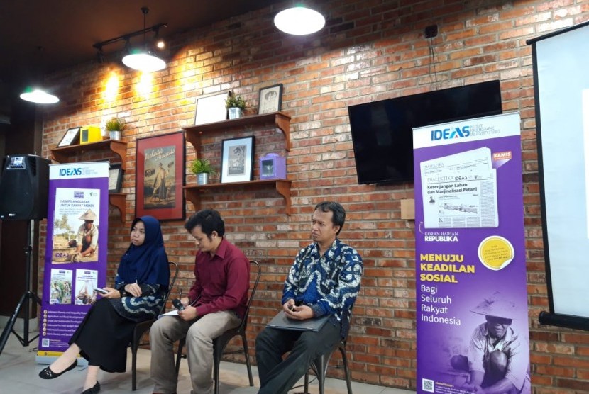 Direktur Institute for Demographic and Poverty Studies (Ideas) Yusuf Wibisono (kanan) dan peneliti Ideas Siti Nur Rosifah (kiri) menyimak pertanyaan peserta forum IdeasTalk 