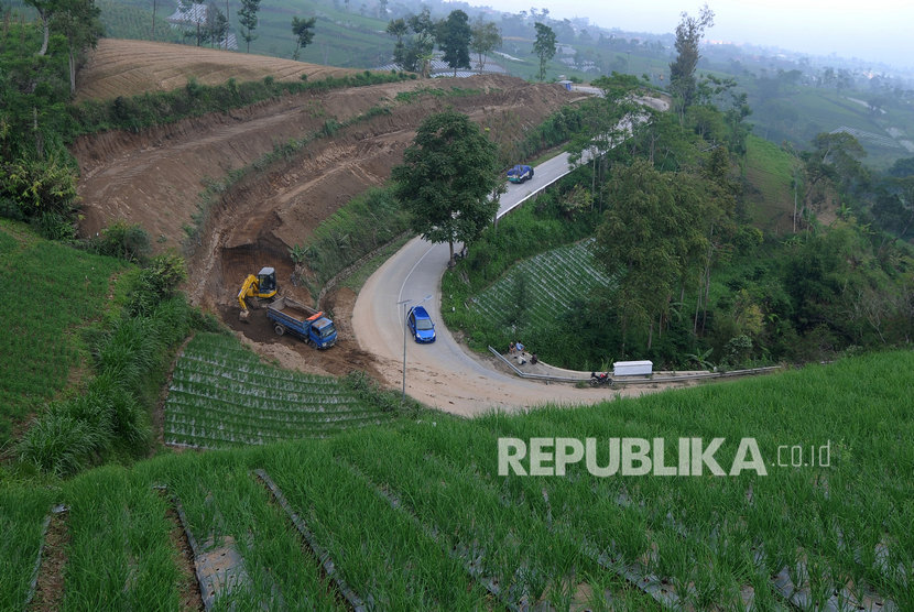 Boyolali akan Bangun Embung di Lereng Gunung Merbabu. Pengendara melintasi jalur Boyolali-Magelang di kawasan lereng Gunung Merbabu, Cepogo, Boyolali, Jawa Tengah.