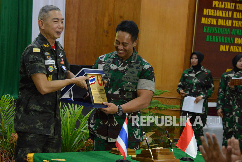 Kepala Staf Angkatan Darat Jenderal TNI Andika Perkasa (kedua kiri) menerima cenderamata dari Panglima Angkatan Darat Kerajaan Thailand General Apirat Kongsompong (kiri) seusai penandatanganan nota kerjasama militer di Kodam Iskandar Muda di Banda Aceh, Aceh, Selasa (14/2/2020).