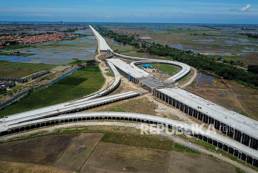 Foto udara pembangunan tol Cibitung-Cilincing di Tambun Utara, Kabupaten Bekasi, Jawa Barat, Selasa (14/1/2020). 